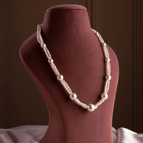 Ozel – Single layer of Freshwater Pearls in rice shaped with round Freshwater Pearls